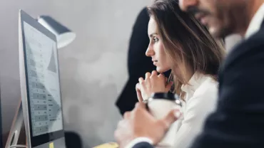 Mujer analizando datos en una computadora